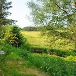 Tranquil Riverside Retreat Semesterbostad *