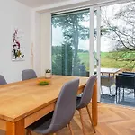 Tranquil Riverside Retreat Semesterbostad *