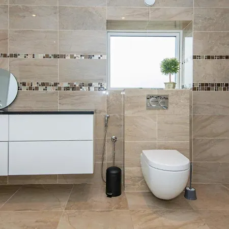 Tranquil Riverside Retreat *