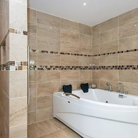 Casa de Férias Tranquil Riverside Retreat *