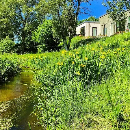 Tranquil Riverside Retreat *